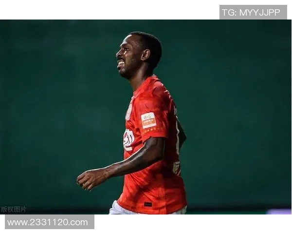 足球明星在逆境中的伤感瞬间展现了他们不为人知的脆弱与坚持