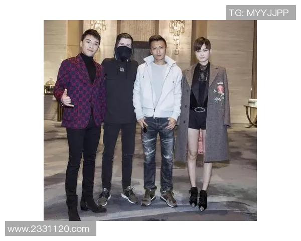 谢霆锋与足球明星亲密合影展现运动员风采与友谊的精彩瞬间 谢霆锋与足球明星亲密合影展现运动员风采与友谊的精彩瞬间