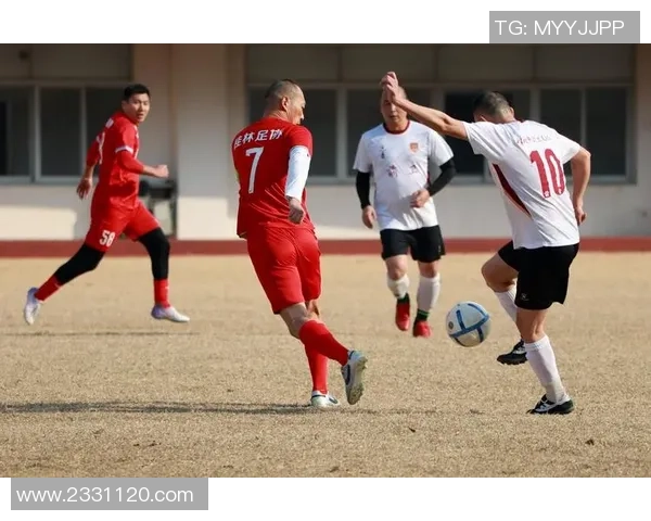 足球明星双人握手姿势展现友谊与竞技精神的完美结合